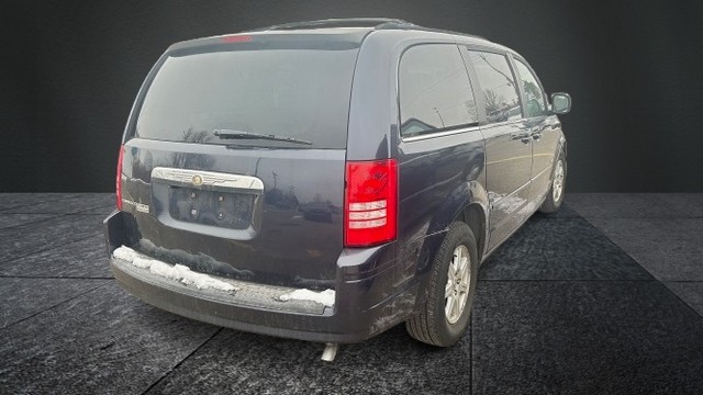 2010 Chrysler Town & Country #4