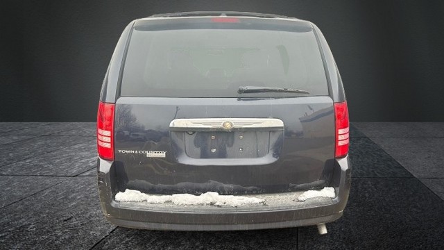 2010 Chrysler Town & Country #5
