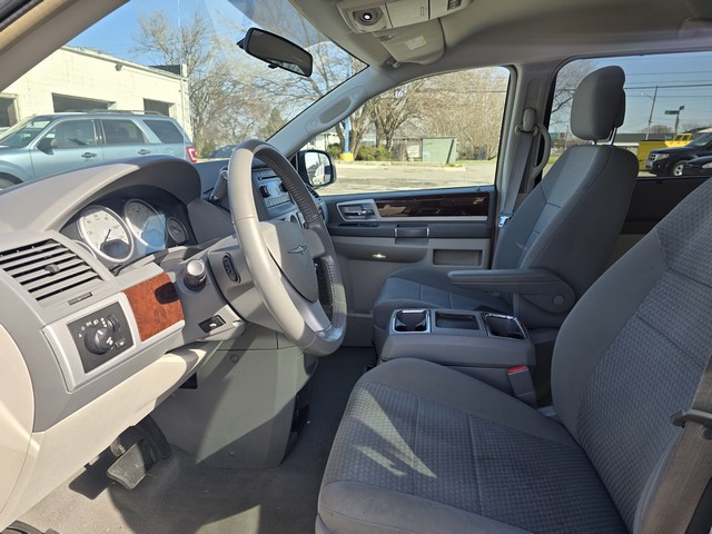 2010 Chrysler Town & Country #8